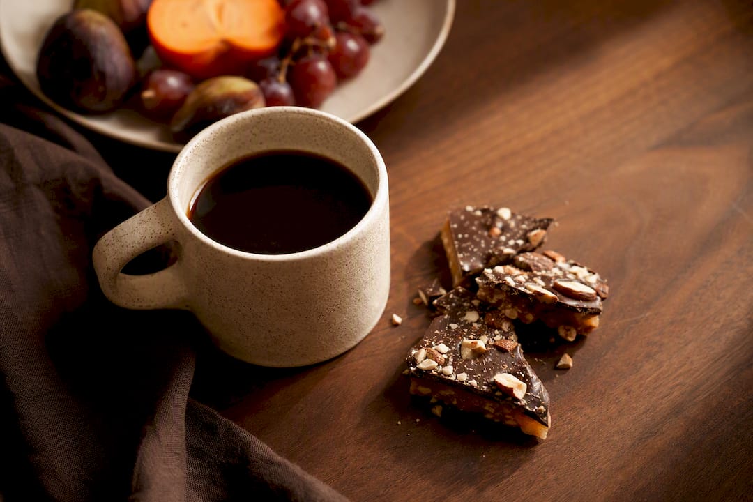 Toffee fragments paired with coffee